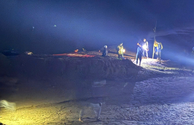 Thi thể tài xế được vào bờ, bàn giao cho gia đình. Ảnh: Minh Anh