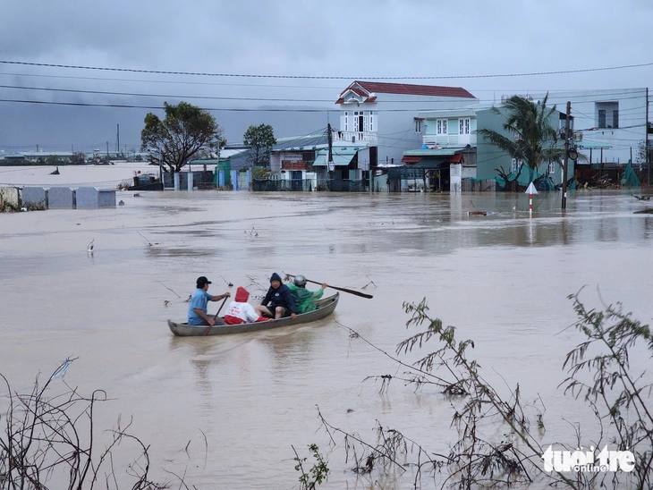 Lũ lụt miền Trung: ít nhất 50 người chết, mất tích; Tiếp tục cứu hộ trong đêm - Ảnh 11.