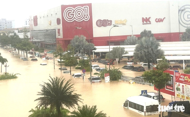 Lũ lụt miền Trung: ít nhất 50 người chết, mất tích; Tiếp tục cứu hộ trong đêm - Ảnh 3.