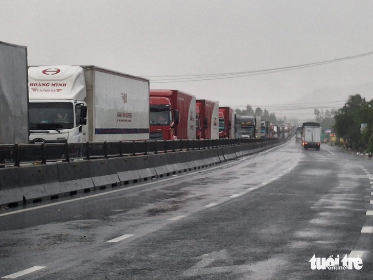 Lũ lụt miền Trung: ít nhất 50 người chết, mất tích; Tiếp tục cứu hộ trong đêm - Ảnh 8.