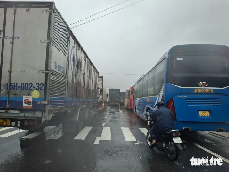 Lũ lụt miền Trung: ít nhất 50 người chết, mất tích; Tiếp tục cứu hộ trong đêm - Ảnh 9.