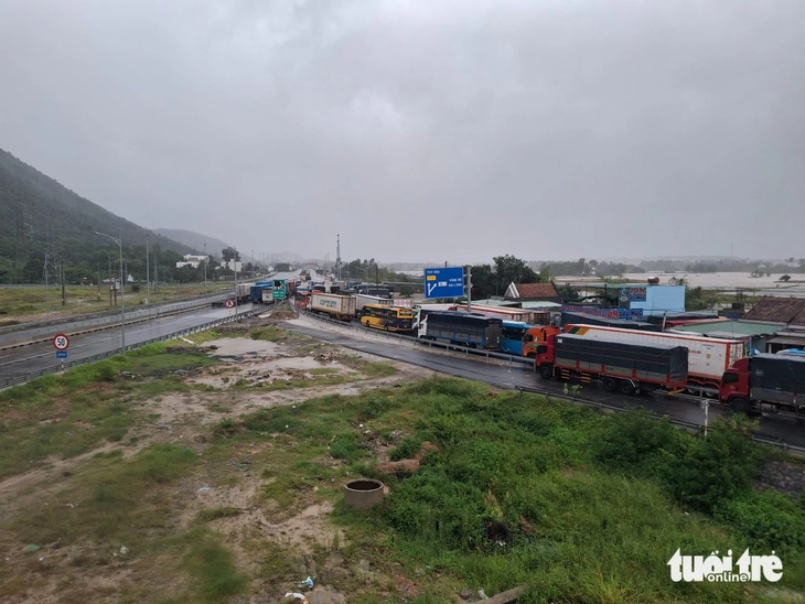 Lũ lụt miền Trung: ít nhất 50 người chết, mất tích; Tiếp tục cứu hộ trong đêm - Ảnh 10.