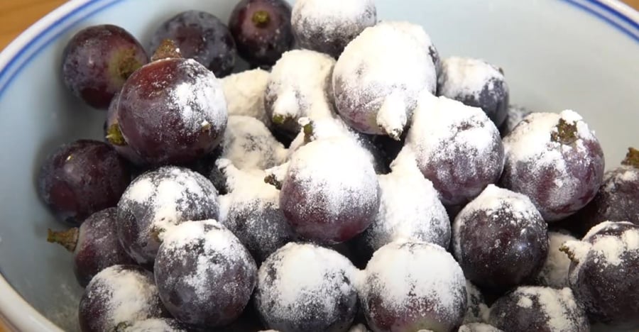 Rửa nho bằng bột mì sẽ giúp ʟoại bỏ các chất bẩn trên vỏ nho.