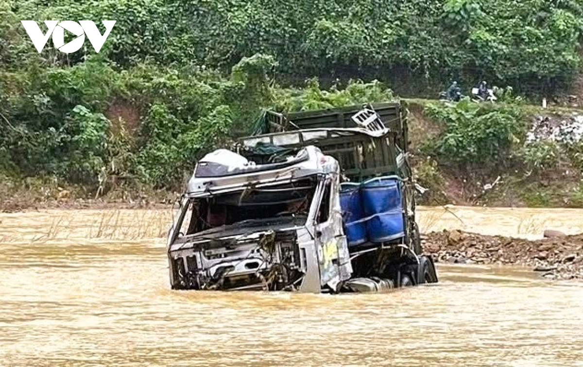 truc vot xe dau keo, phat hien tu trang cua tai xe bi lu cuon troi o quang tri hinh anh 2