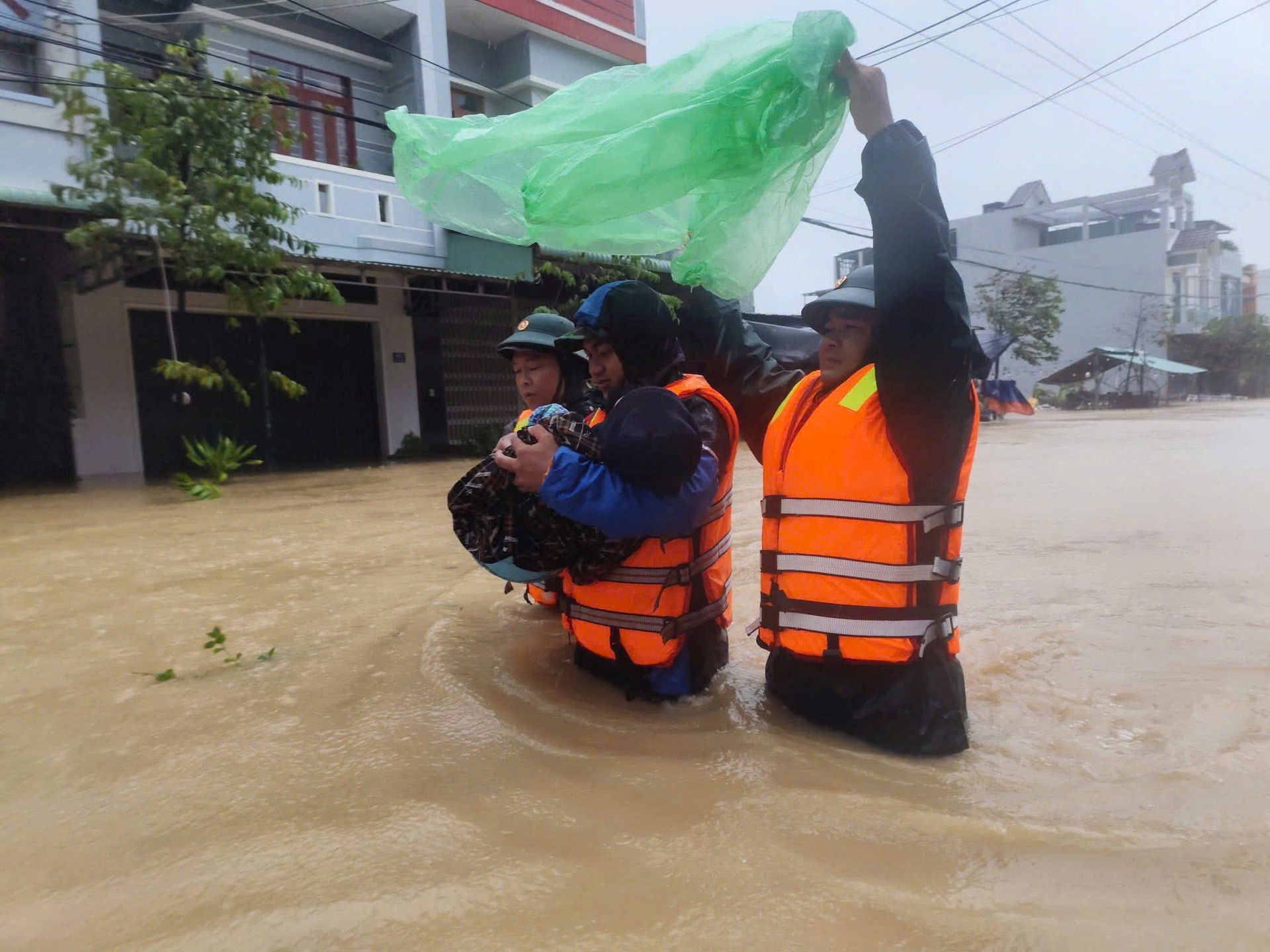 ‘Lũ rút rồi, nhưng tôi không còn mẹ’- Ảnh 3.