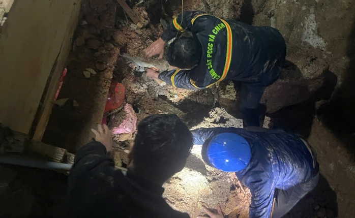 Kỳ tích giải cứu bé gái 8 tuổi mắc kẹt gần 1 giờ vì sạt lở ở Đà Lạt - Ảnh 4.