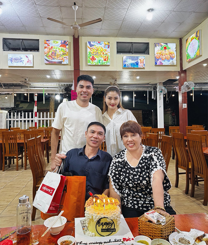 MC Huyền Trang Mù Tạt cưới tiền vệ tuyển Việt Nam?- Ảnh 1.