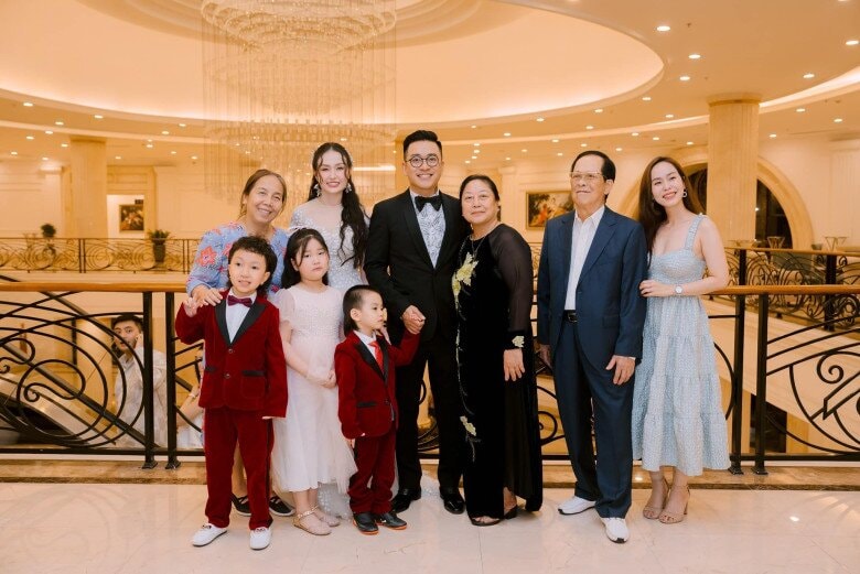 Hình ảnh mẹ nam ca sĩ hạnh phúc bên con cháu.