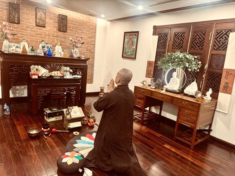 Tuấn Hưng xuống tóc để cầu sức khỏe cho mẹ.