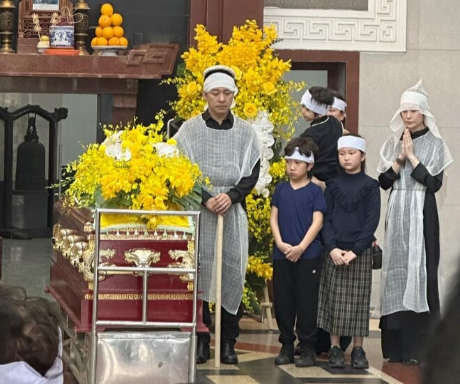 Tuấn Hưng và gia đình, gồm vợ và 3 con tại đám tang của mẹ nam ca sĩ. Ảnh: Hạ Vy