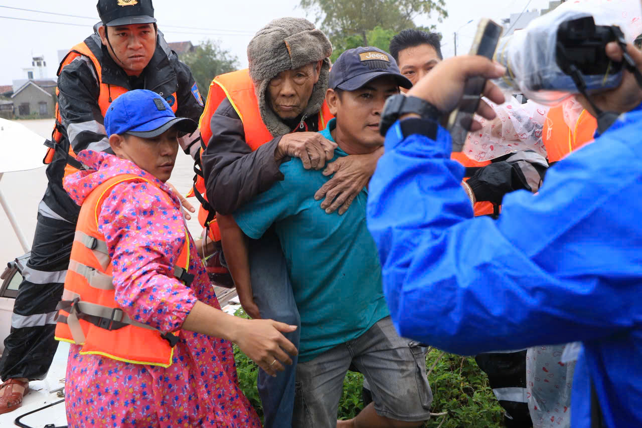 Bật khóc tìm ông ngoại ở rốn lũ Đắk Lắk: Cháu gái gặp phép màu - Ảnh 2.