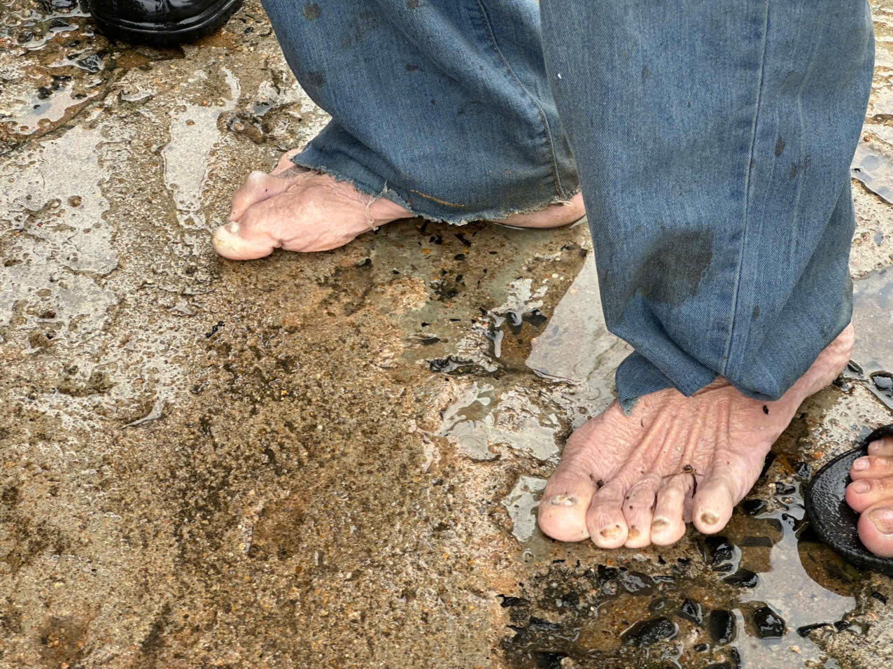 Bật khóc tìm ông ngoại ở rốn lũ Đắk Lắk: Cháu gái gặp phép màu - Ảnh 4.