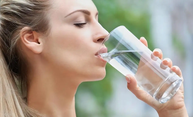 Người phụ nữ 54 tuổi đột ngột tử vong giữa đêm: Bác sĩ cảnh báo không được động vào 2 loại nước trước khi ngủ dù có khát đến mấy - Ảnh 3.