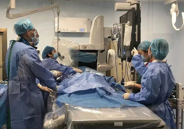 Người phụ nữ 54 tuổi đột ngột tử vong giữa đêm: Bác sĩ cảnh báo không được động vào 2 loại nước trước khi ngủ dù có khát đến mấy - Ảnh 2.