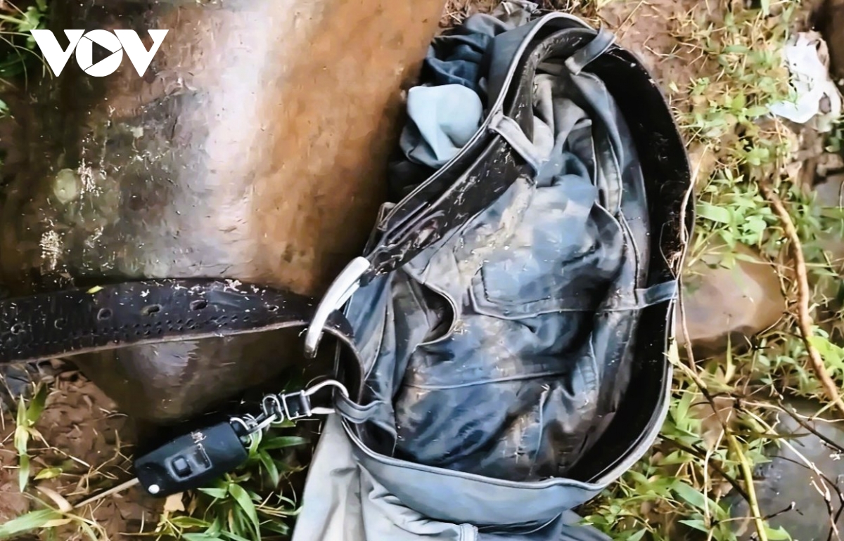 truc vot xe dau keo, phat hien tu trang cua tai xe bi lu cuon troi o quang tri hinh anh 3