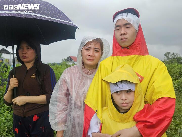 Đau lòng lễ tang hai vợ chồng bị nước lũ cuốn trôi khi chở con đi chạy lũ- Ảnh 1.