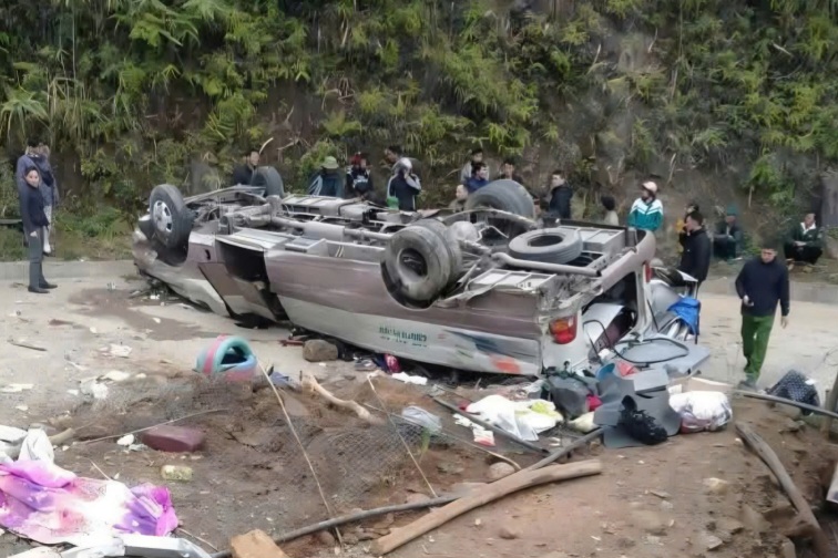 Xe khách chở đoàn thiện nguyện lật khiến 18 người thương vong: Xe mất phanh- Ảnh 1.