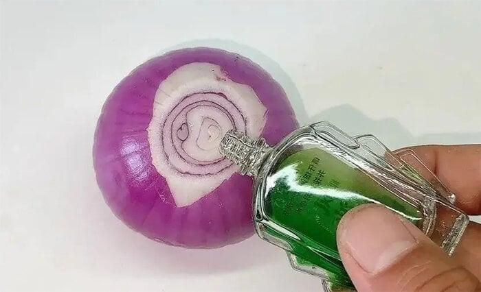 Dầu gió bao gồm nhiều tinh dầu tự nhiên như bạch đàn, khuynh diệp, bạc hà, các chất này được biết đến với khả năng đuổi muỗi hiệu quả. 