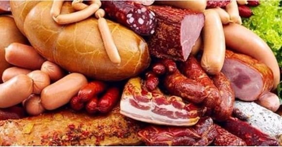 Các sản phẩm như xúc xích, giăm bông hay thịt xông khói thường được thêm nitrit để bảo quản và giữ màu.