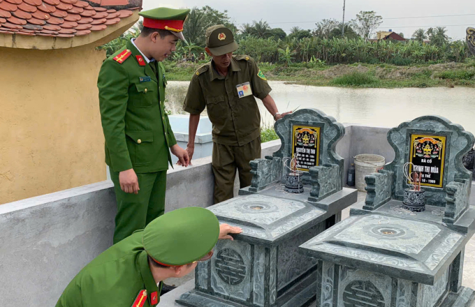 Công an khám nghiệm ngôi mộ giả của Thu mới được cải táng cách đây hơn 2 tháng. Ảnh: Lam Sơn