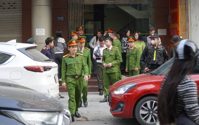Hàng chục cảnh sát xuất hiện tại hiệu vàng Kim Chung trên đường Lê Hoàn, chiều 9/12. Ảnh: Lê Hoàng
