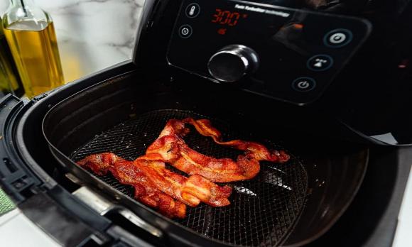 Nồi chiên không dầu hoạt động dựa trên nguyên lý luân chuyển không khí nóng để làm chín thức ăn.