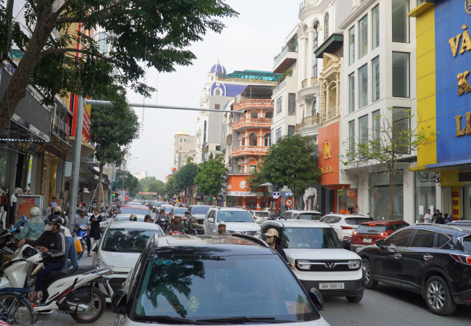 Tuyến đường Lê Hoàn ách tắc cục bộ khi công an thực hiện lệnh khởi tố bắt giam ông Bình và những người liên quan. Ảnh: Lê Hoàng