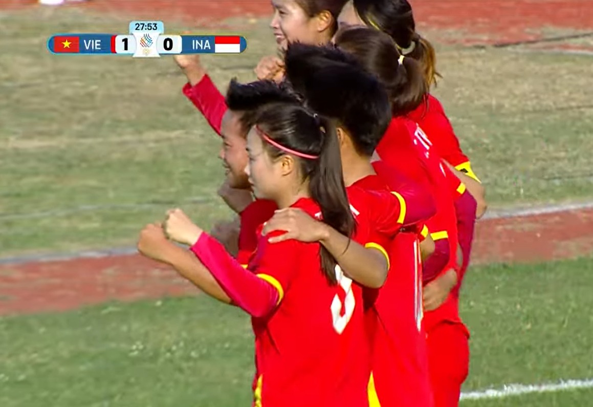 Có thể là hình ảnh về bóng đá, bóng đá và văn bản cho biết 'VIE 27:53 1 0 INA S'