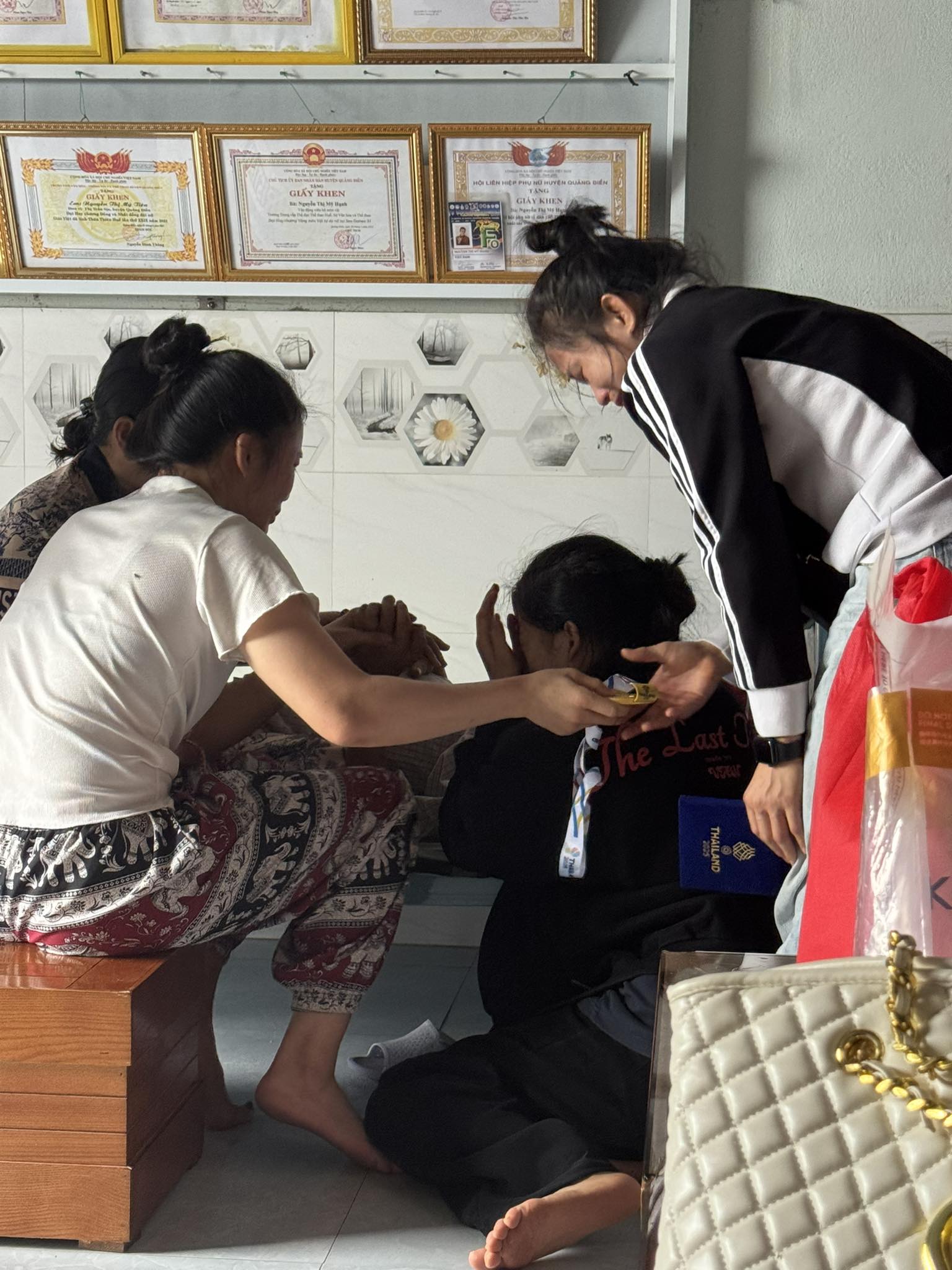 Lãnh đạo Đoàn thể thao Việt Nam chia buồn nỗi đau mất cha với 3 VĐV vật vừa giành HCV SEA Games- Ảnh 1.