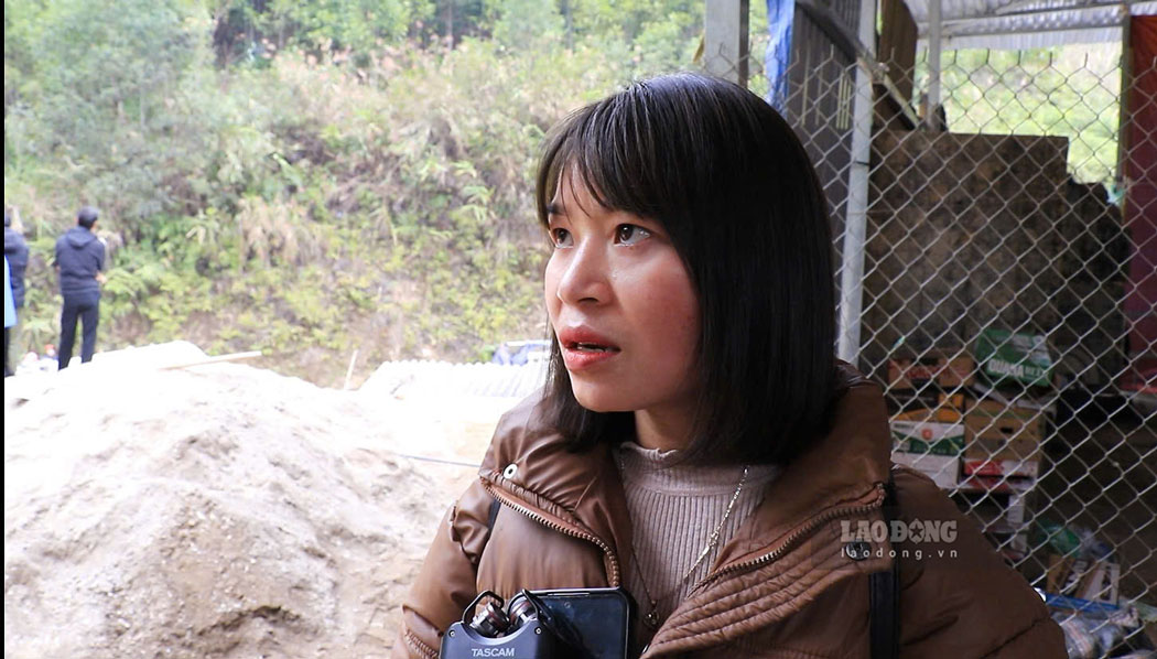 Cô Tòng Thị Vân - Phó Hiệu trưởng Trường mầm non Hoạ Mi bàng hoàng trước sự việc. Ảnh: Văn Đức 