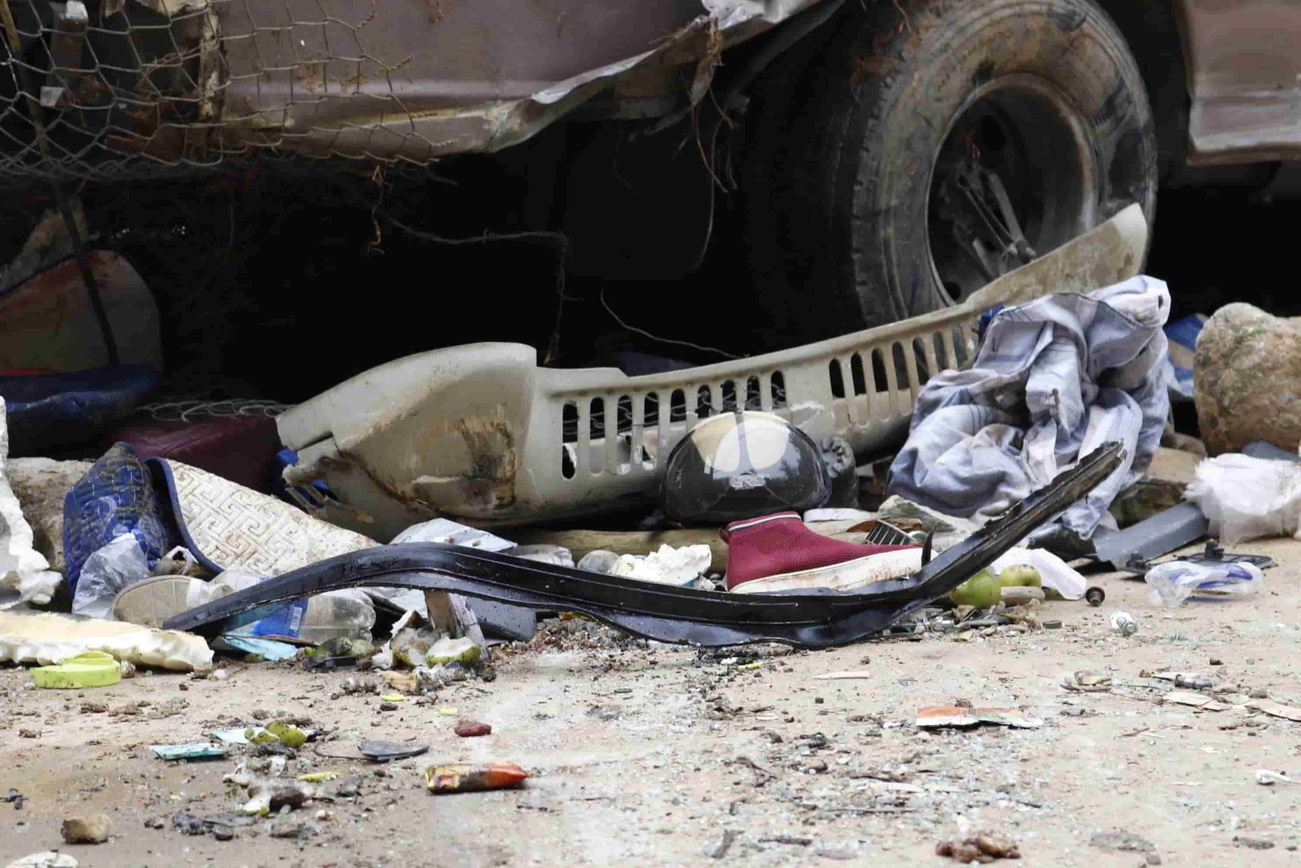 Những vật dụng đoàn thiện nguyện chưa kịp trao đến tay các em nhỏ Trường mầm non Họa Mi. Ảnh: Văn Đức 