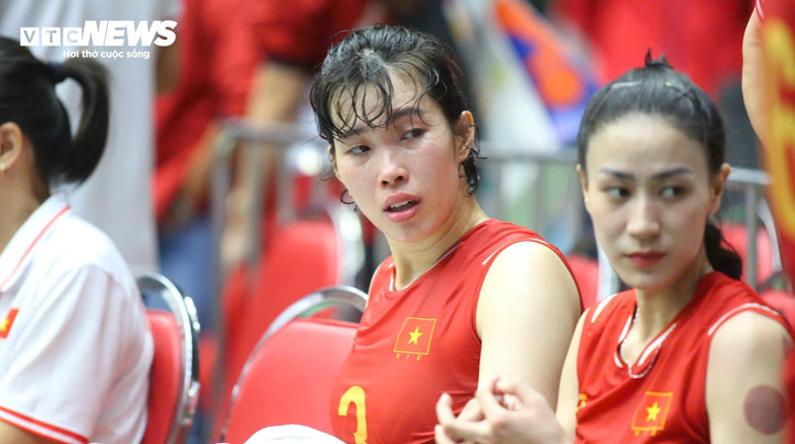 Đội tuyển bóng chuyền nữ Việt Nam bật khóc nức nở sau trận thua Thái Lan.