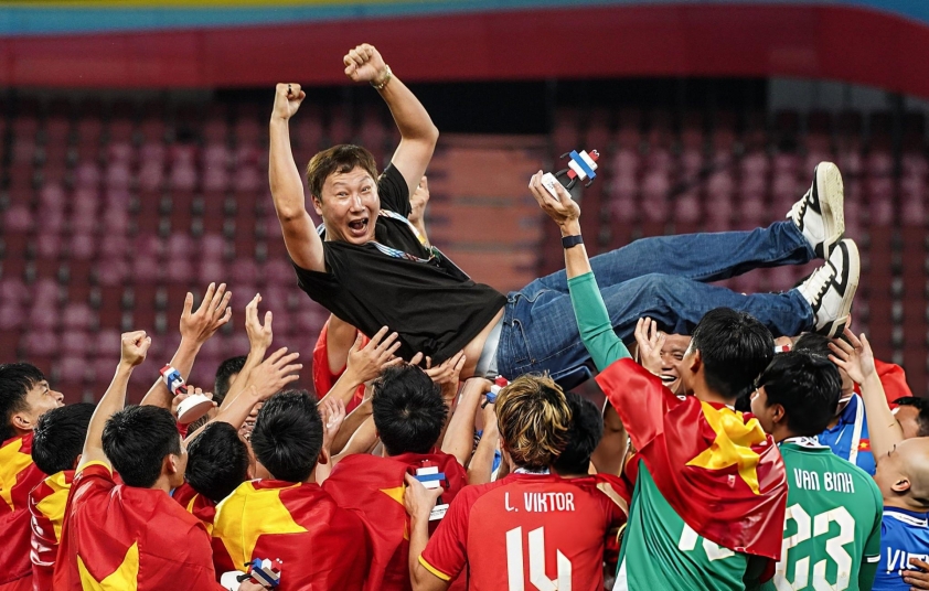 Báo Hàn Quốc dùng 2 từ ca ngợi HLV Kim Sang Sik sau khi giành HCV SEA Games 763522