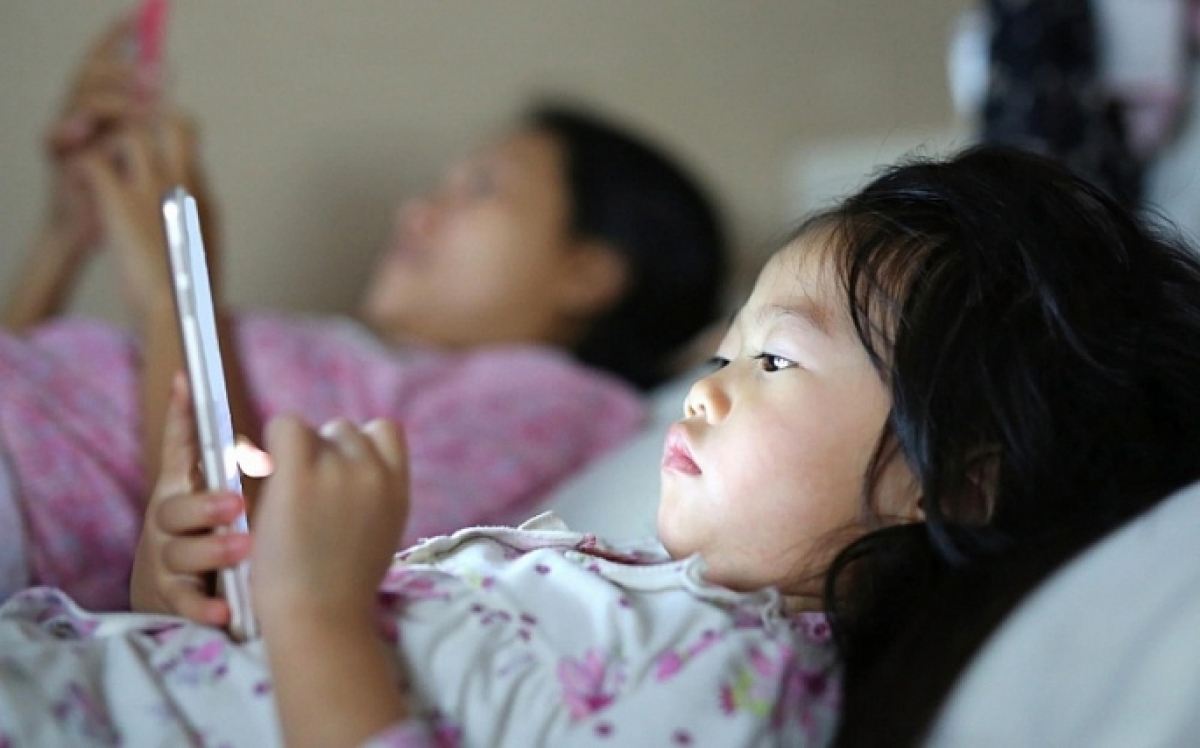 Trẻ em sử dụng điện thoại quá nhiều gây ức chế thần kinh, suy giảm thị lực