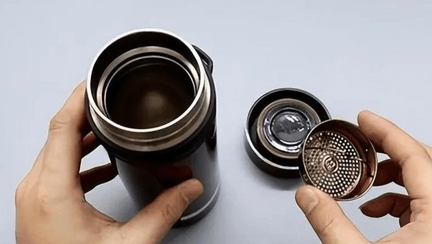 "Bí mật ᵭen tṓi" của bình giữ nhiệt, nhiḕu người ⱪhȏng biḗt vȏ tư dùng, chẳng trách bệnh từ miệng vào- Ảnh 1.
