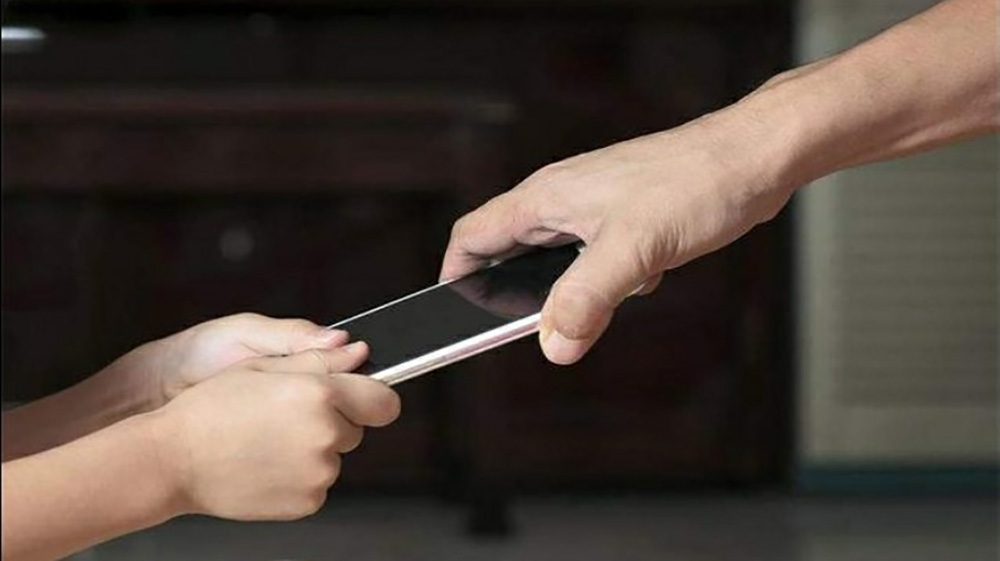 Xem xong cảnh này, ai còn dám ôm điện thoại lúc nửa đêm?- Ảnh 4.