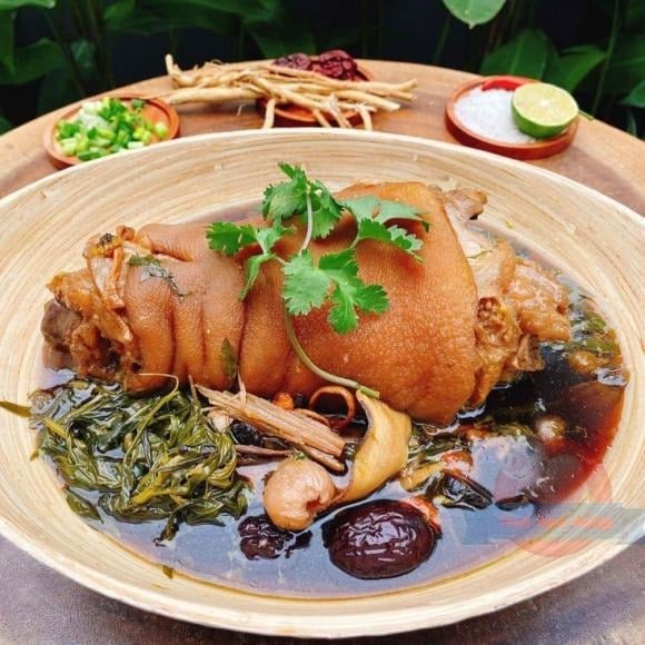 Theo khuyến cáo của Tổ chức Y tế Thế giới (WHO) và Hiệp hội Tim mạch Mỹ (AHA), các thực phẩm giàu mỡ bão hòa và cholesterol như chân giò cần được hạn chế, đặc biệt với những người mắc bệnh mạn tính, để tránh làm gia tăng nguy cơ ảnh hưởng xấu đến sức khỏe. 