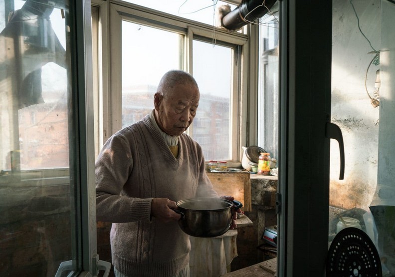 Sống đến 55 tuổi mới biết: Nếu không muốn về già cô đơn, có 3 việc KHÔNG THỂ làm- Ảnh 1.