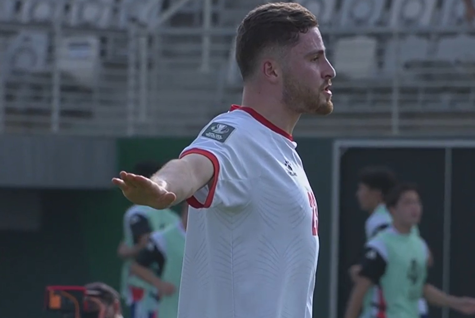 Có thể là hình ảnh về bóng đá, bóng đá và văn bản