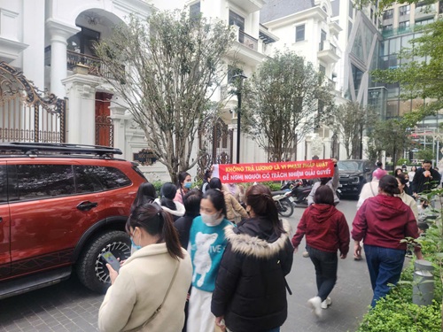 Công nhân đến nhà Hoàng Hường đòi lương giữa trời rét. Ảnh: Minh Hạnh 