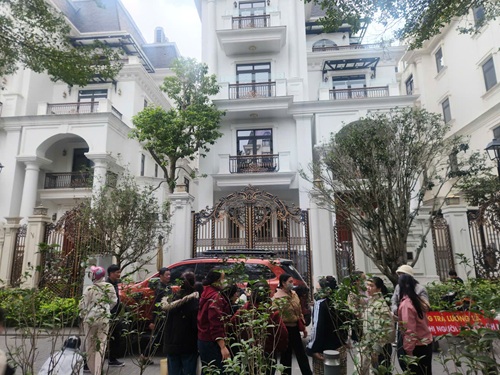 Hàng chục công nhân đến biệt thự Hoàng Hường đòi lương. Ảnh: Minh Hạnh