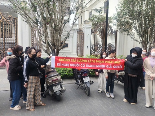 Công nhân đòi lương tại nhà riêng của Hoàng Hường. Ảnh: Minh Hạnh 