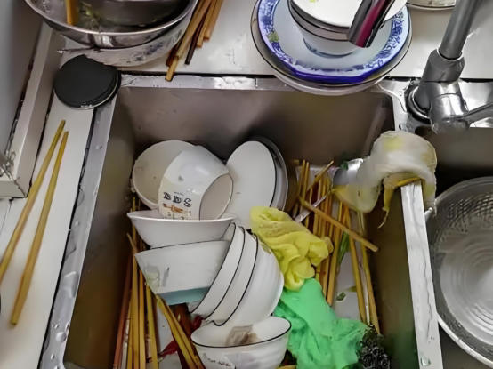 Một người rửa bát, cả nhà ung thư? 6 thói quen "tẩm chất độc" vào bát đĩa cần bỏ ngay- Ảnh 1.