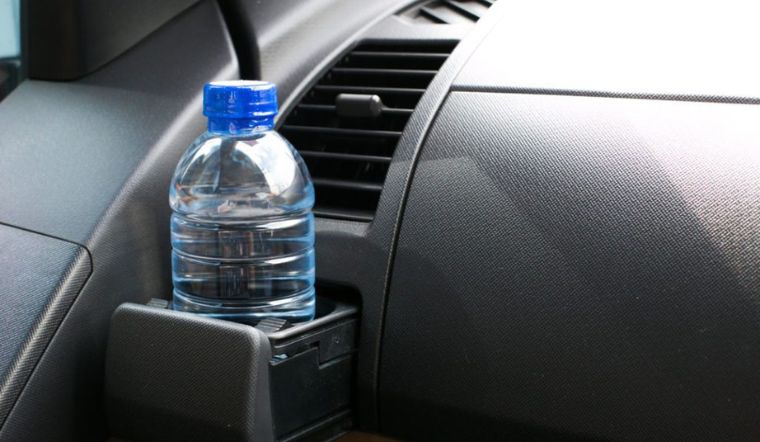 Một mẹo phong thủy ô tô cải thiện tài lộc đó là luôn có nước trong xe. (Ảnh minh họa)