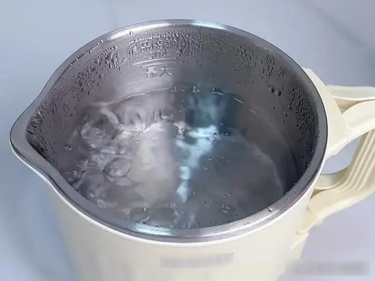 Một người đun nước, cả nhà mắc ung thư? 3 thói quen đun nước "đầu độc" cả gia đình nhiều người không hay biết- Ảnh 1.