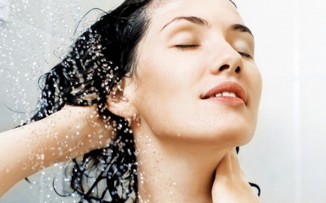 Nhiều người có thói quen tắm dội nước từ đầu xuống chân, tuy nhiên, tắm như thế này rất nguy hiểm cho cơ thể. Ảnh minh họa.